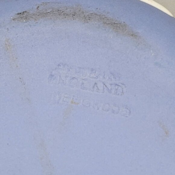 Wedgwood Blue Jasperware Round Scalloped Trinket Dresser Box Lid England - Picture 8 of 10